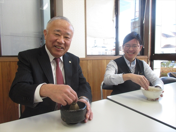 社員とお茶を楽しむ増田社長